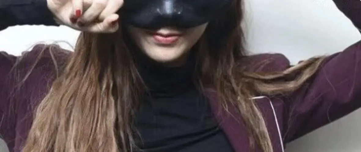 我竟然无意间发现了她的恋足癖秘密 一